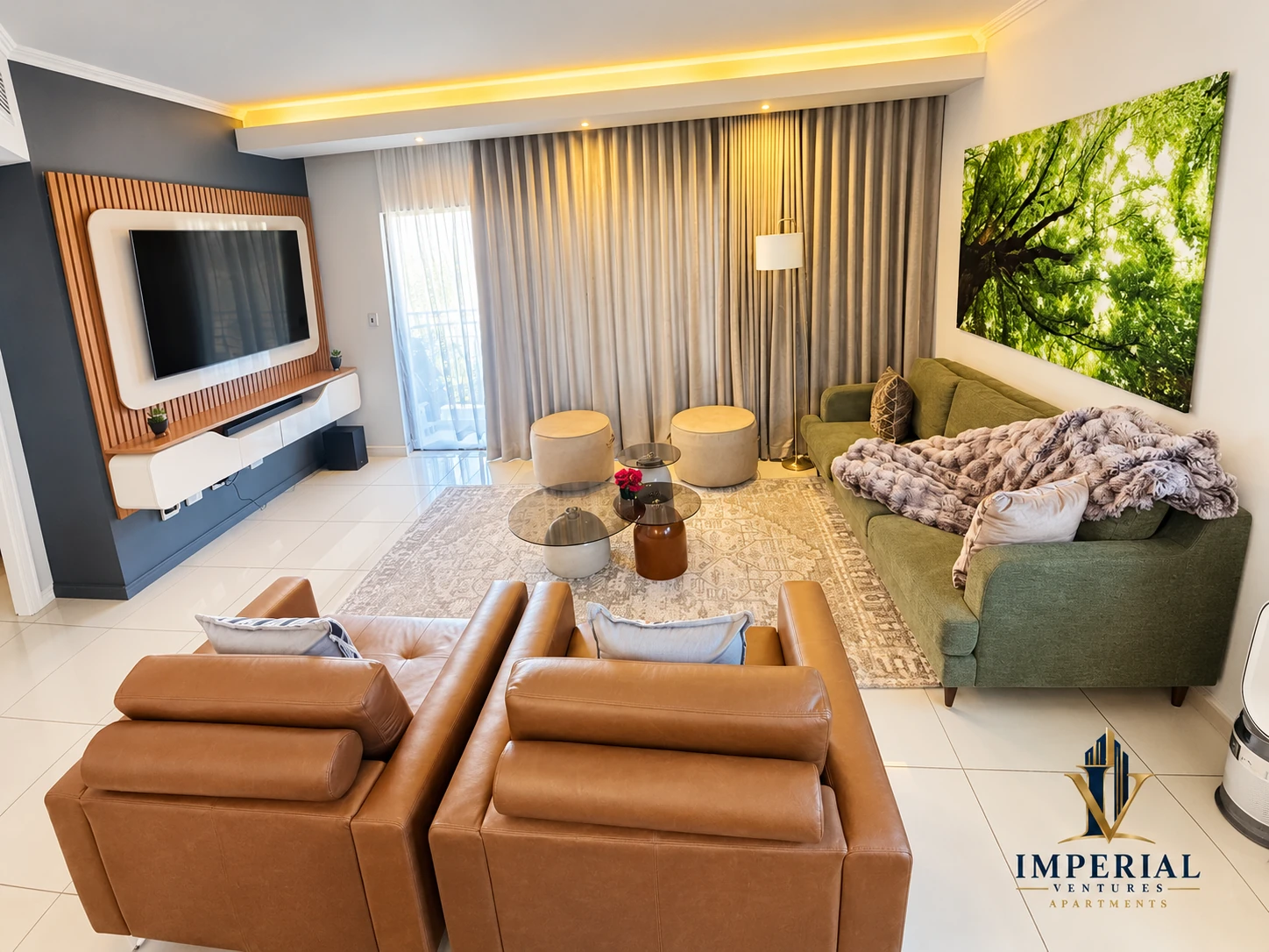 Lounge with green sofa and leather armchairs